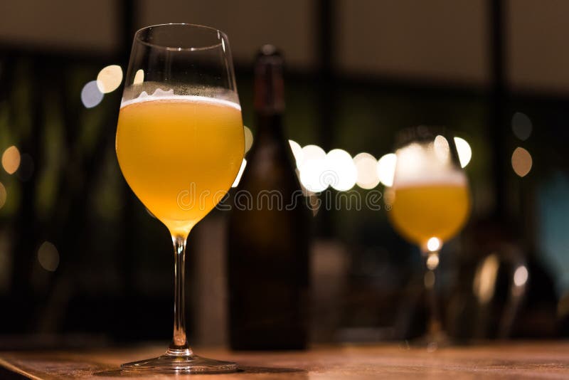 Le verre de bière détendent dedans le moment photographie stock Le verre de bière détendent dedans le moment photographie stock