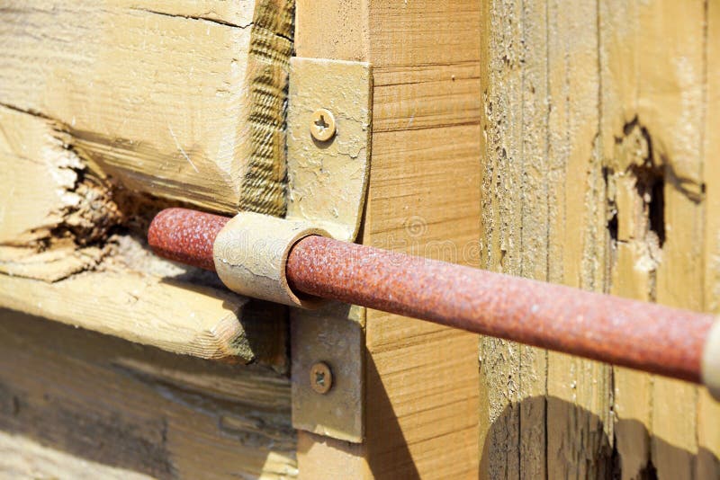 Le verrou en métal de vintage, boulon de verrouillage, a fermé à clef la porte photo stock Le verrou en métal de vintage, boulon de verrouillage, a fermé à clef la porte photo stock
