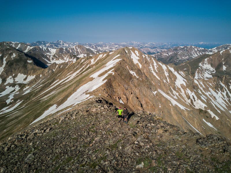 Le viandanti in cima alle belle montagne del Sawatch variano Montagne rocciose del Colorado fotografia stock libera da diritti Le viandanti in cima alle belle montagne del Sawatch variano Montagne rocciose del Colorado fotografia stock libera da diritti