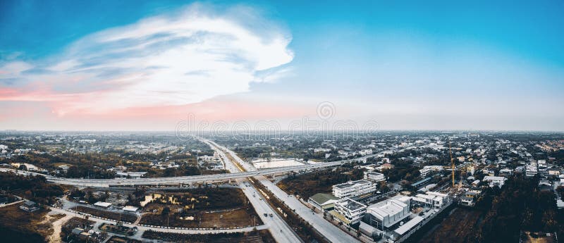 Le vie intorno alla città con la luce di sera sono angolo alto SH fotografia stock libera da diritti Le vie intorno alla città con la luce di sera sono angolo alto SH fotografia stock libera da diritti