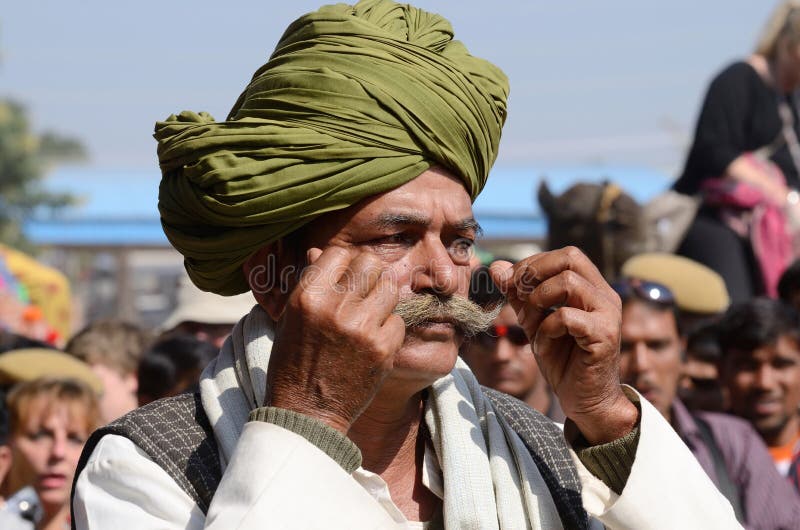 Le vieil homme montre sa moustache à la concurrence de moustache à la foire de chameau de Pushkar, Ràjasthàn, Inde image stock Le vieil homme montre sa moustache à la concurrence de moustache à la foire de chameau de Pushkar, Ràjasthàn, Inde image stock
