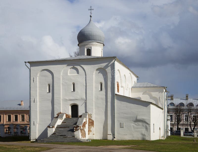 Le vieux plan rapproché d'église d'Uspenskaya Veliky Novgorod, Russie image stock Le vieux plan rapproché d'église d'Uspenskaya Veliky Novgorod, Russie image stock