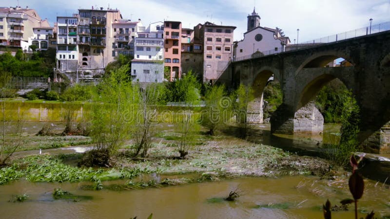 Le vieux pont en rivière de crossig de Roda de Ter en Catalogne dans le jour ensoleillé