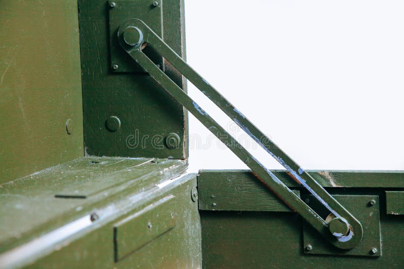 Le vieux tissu militaire de serrure de munitions de stockage de vert de boîte de vintage raye les hommes cassés sales d'armes de photo libre de droits Le vieux tissu militaire de serrure de munitions de stockage de vert de boîte de vintage raye les hommes cassés sales d'armes de photo libre de droits