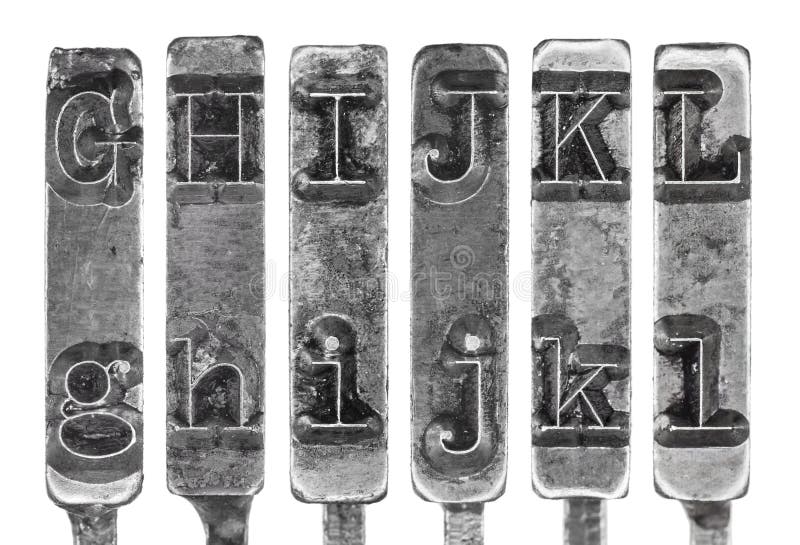 Le vieux Typebar de machine à écrire marque avec des lettres G à L d'isolement dessus