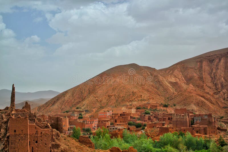 Le village des gorges de Dades photographie stock libre de droits Le village des gorges de Dades photographie stock libre de droits