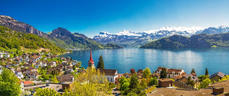 Le village Weggis sur la luzerne de lac dans les Alpes suisses s'approchent de la ville de luzerne