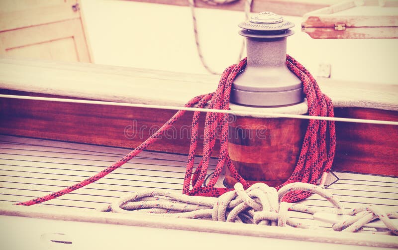 Le vintage a modifié la tonalité le treuil avec la corde sur le bateau à voile photographie stock libre de droits Le vintage a modifié la tonalité le treuil avec la corde sur le bateau à voile photographie stock libre de droits