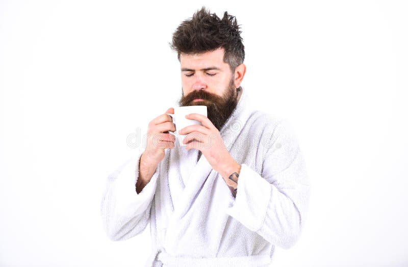 Le visage assoupi et somnolent macho boit du café dans le matin appréciant l'arome L'homme avec la barbe et les cheveux en désord images stock Le visage assoupi et somnolent macho boit du café dans le matin appréciant l'arome L'homme avec la barbe et les cheveux en désord images stock