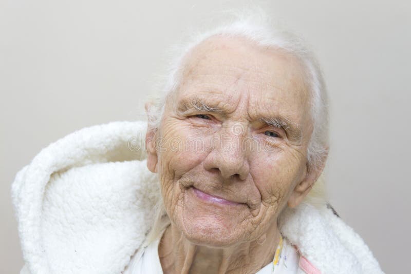 Le visage d'une femme grise très vieille sans dents photo libre de droits