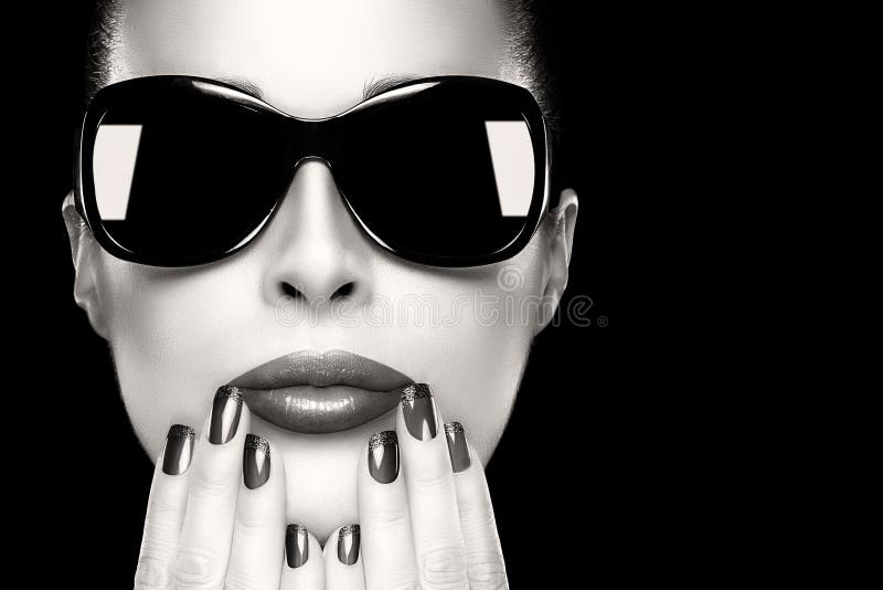 Le visage de la femme modèle de beauté dans des lunettes de soleil noires de mode images libres de droits Le visage de la femme modèle de beauté dans des lunettes de soleil noires de mode images libres de droits