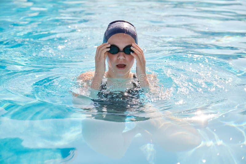 Le Visage Des Jeunes Femmes Nageant Dans La Piscine, Des Filles