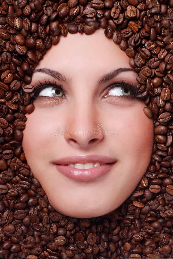 Le visage du femme avec des grains de café