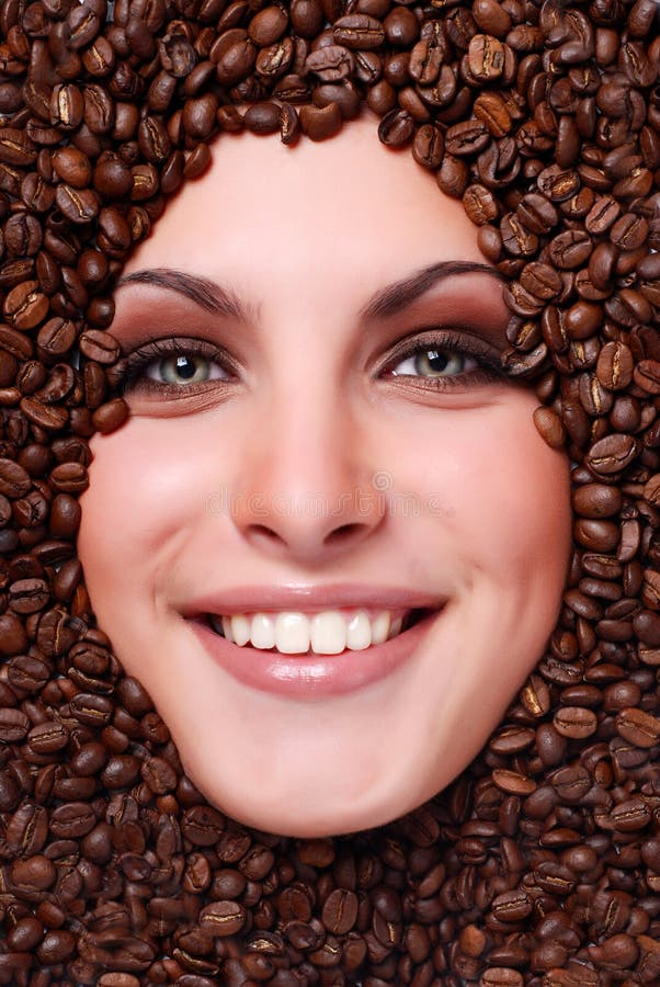 Le visage du femme avec des grains de café