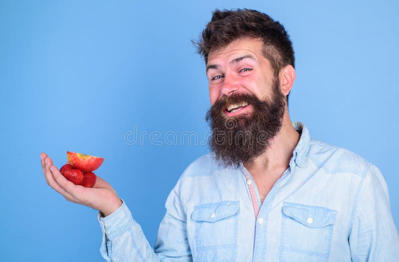 Le visage gai d'homme avec la barbe offre les festins organiques Je prends des festins pour vous Offres d'homme pour essayer les photo libre de droits Le visage gai d'homme avec la barbe offre les festins organiques Je prends des festins pour vous Offres d'homme pour essayer les photo libre de droits