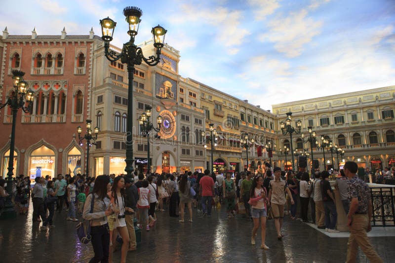 Le visiteur de MACAO CHINE de BANDE de COTAI 22 août marchant et apprécient à photo stock Le visiteur de MACAO CHINE de BANDE de COTAI 22 août marchant et apprécient à photo stock