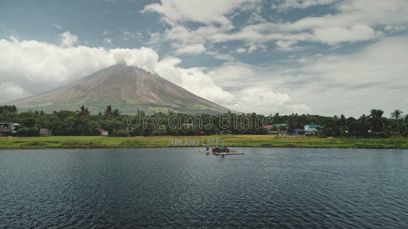 Le volcan Mayon à l'antenne de lac Touriste à la voile en bateau vers la côte d'herbe verte à l'île des Philippines clips vidéos