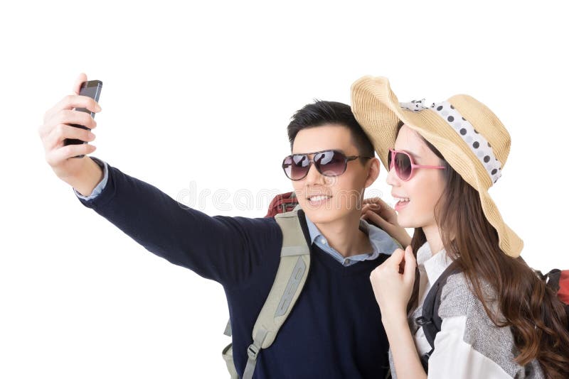 Le voyage asiatique de couples et prennent un selfie