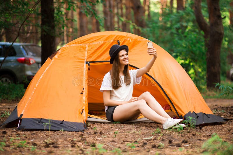 Le voyageur de hippie de jeune femme faisant le coucher du soleil de négligence de selfie, touriste apprécient la vue de forêt photo libre de droits Le voyageur de hippie de jeune femme faisant le coucher du soleil de négligence de selfie, touriste apprécient la vue de forêt photo libre de droits