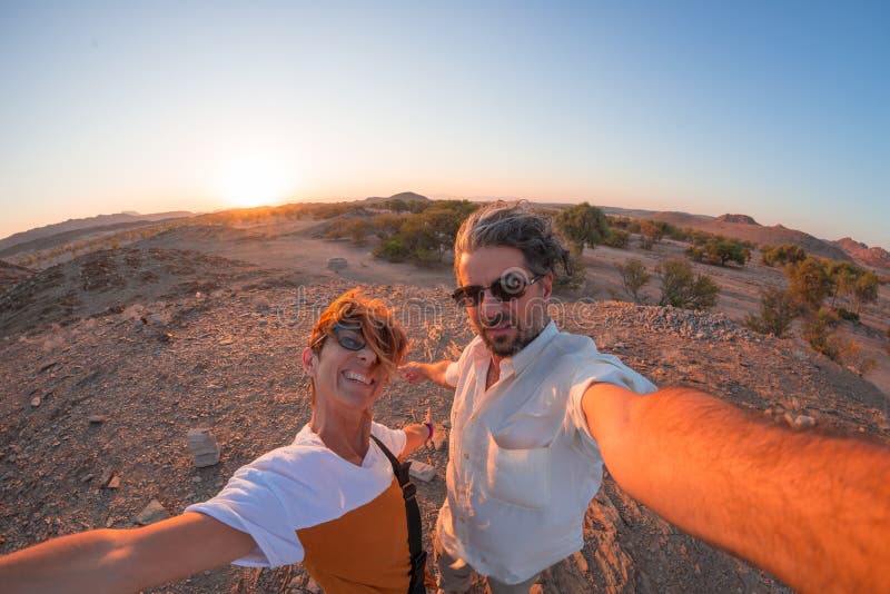 Le vuxna par som tar selfie i den Namib öknen, Namib Naukluft nationalpark, huvudsaklig loppdestination i Namibia, Afrika arkivfoto Le vuxna par som tar selfie i den Namib öknen, Namib Naukluft nationalpark, huvudsaklig loppdestination i Namibia, Afrika arkivfoto