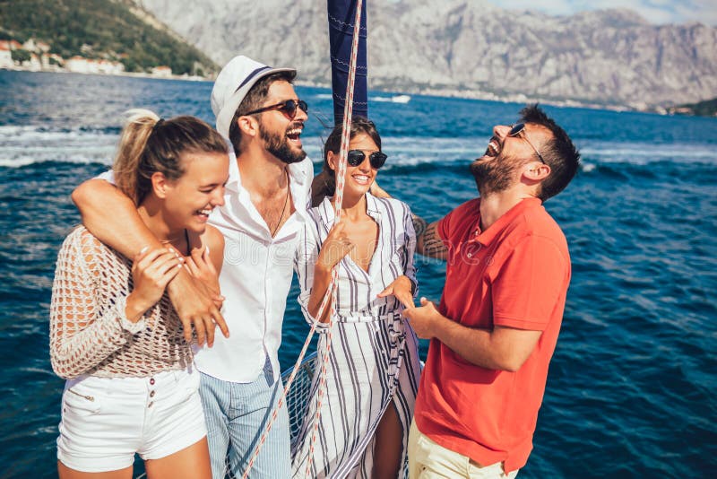 Le vänner som seglar på yachten arkivfoto Le vänner som seglar på yachten arkivfoto