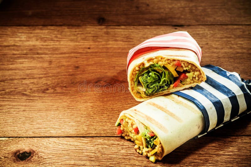 Le végétarien a grillé des enveloppes de Burrito de couscous images libres de droits Le végétarien a grillé des enveloppes de Burrito de couscous images libres de droits
