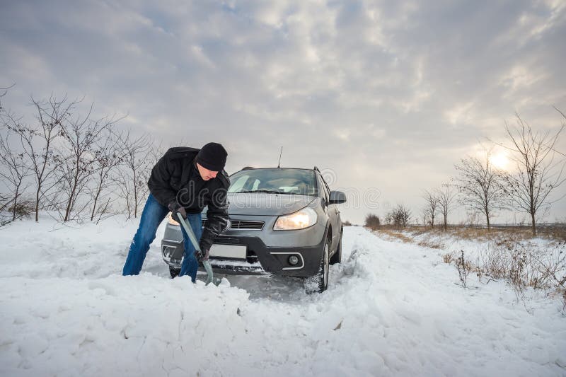 Le véhicule a collé dans la neige images stock Le véhicule a collé dans la neige images stock