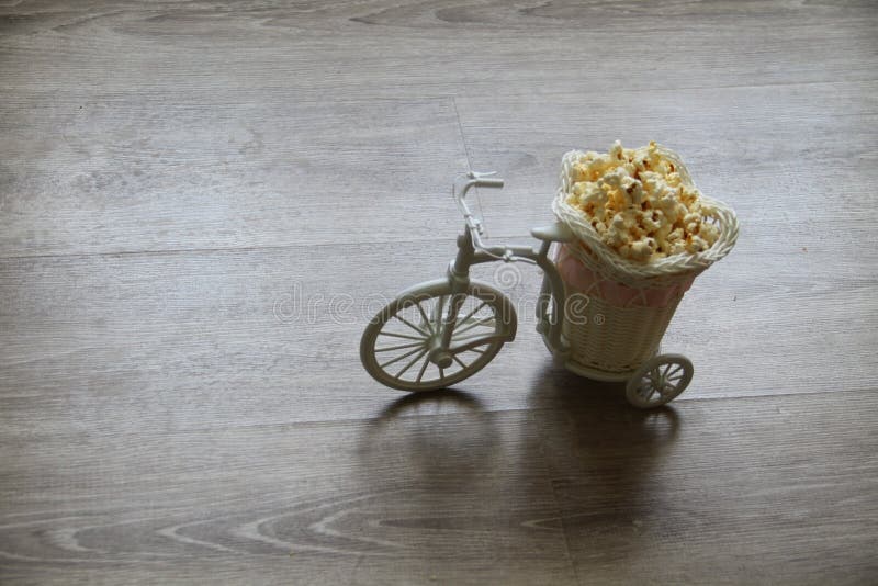 Le vélo décoratif porte le maïs éclaté dans un chariot photographie stock Le vélo décoratif porte le maïs éclaté dans un chariot photographie stock