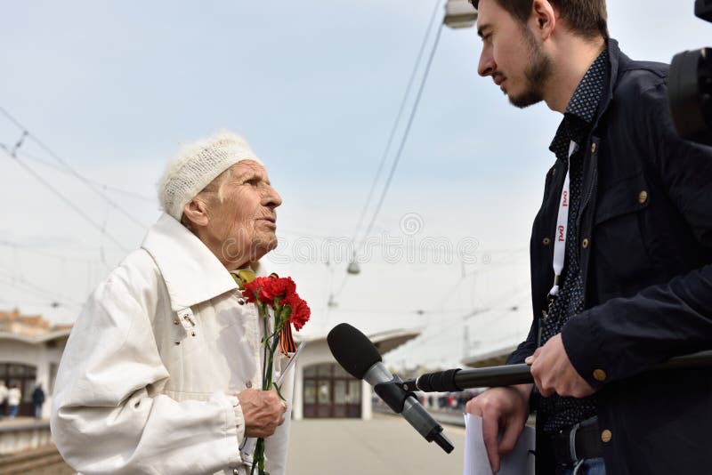 Le vétéran de WWII est interviewé par la presse photo stock Le vétéran de WWII est interviewé par la presse photo stock