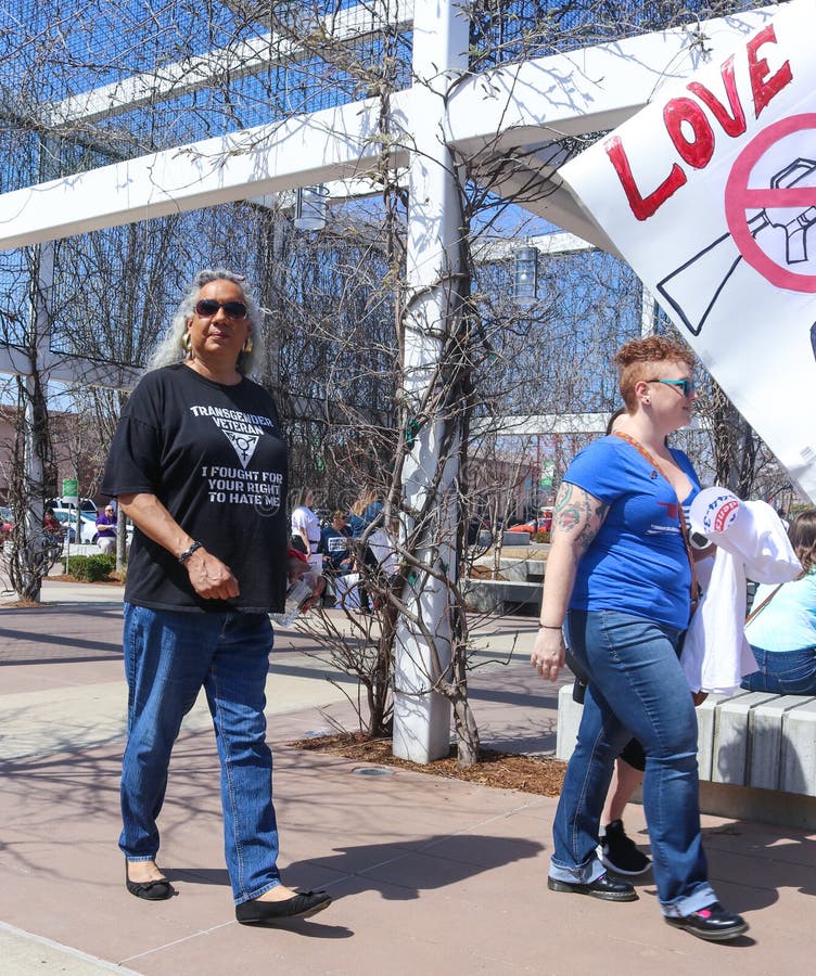 Le vétéran noir de transsexuel chez mars pendant nos vies se rassemblent à Tulsa l'Oklahoma Etats-Unis 3 24 2018 image libre de droits Le vétéran noir de transsexuel chez mars pendant nos vies se rassemblent à Tulsa l'Oklahoma Etats-Unis 3 24 2018 image libre de droits