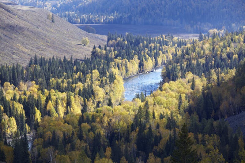 Le Xinjiang, porcelaine : River Valley photo libre de droits Le Xinjiang, porcelaine : River Valley photo libre de droits