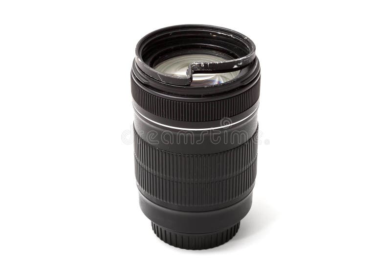 Le zoom endommag? et cass? pour l'appareil photo num?rique, a bossel? le filtre UV protecteur Vue de c?t? Pour ?tre r?par? D'isol photos stock Le zoom endommag? et cass? pour l'appareil photo num?rique, a bossel? le filtre UV protecteur Vue de c?t? Pour ?tre r?par? D'isol photos stock