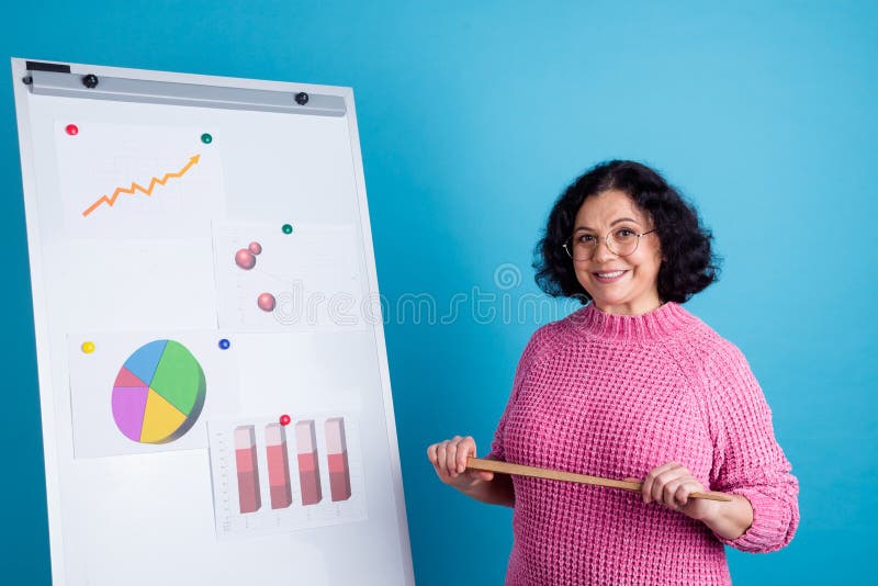 Leader donna anziana e felice, mostra un grafico allegro e mostra la presentazione guardando la telecamera e sorridendo.