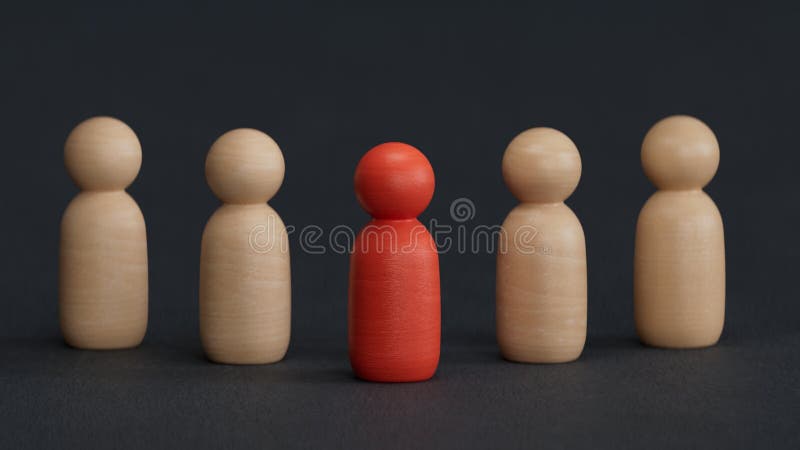 Leader successo delle bambole in legno rosso che lanciano la strategia aziendale per il lavoro di squadra e sbloccano il potenzial illustrazione di stock