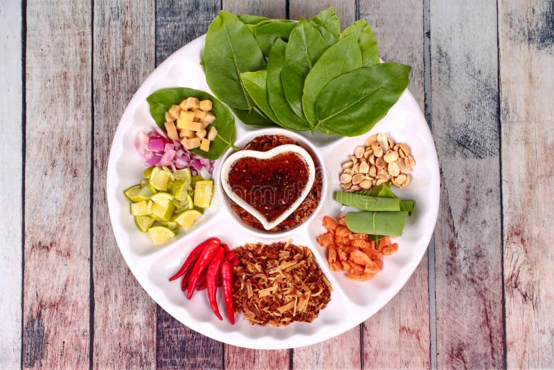 Leaf-Wrapped Bite-Size Appetizer, Miang