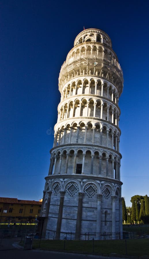 leaning tower of pisa deep dish pizza side angle