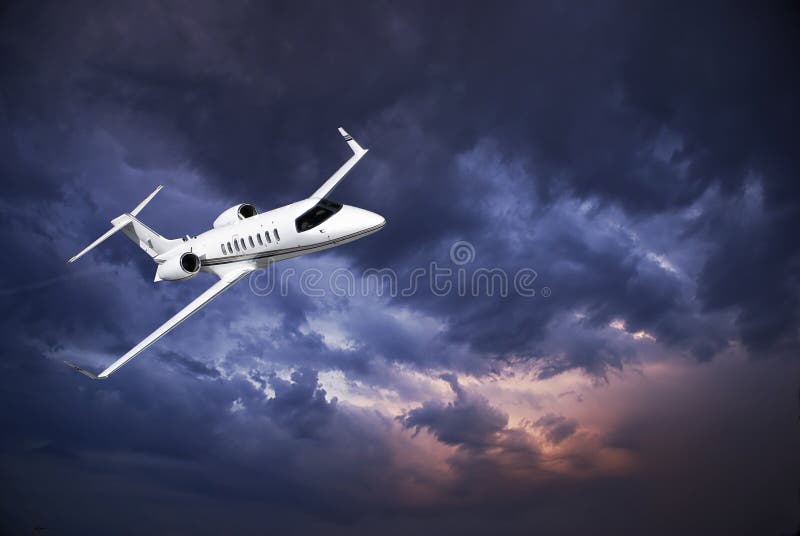 Learjet 45 com nuvens de tempestade imagens de stock Learjet 45 com nuvens de tempestade imagens de stock