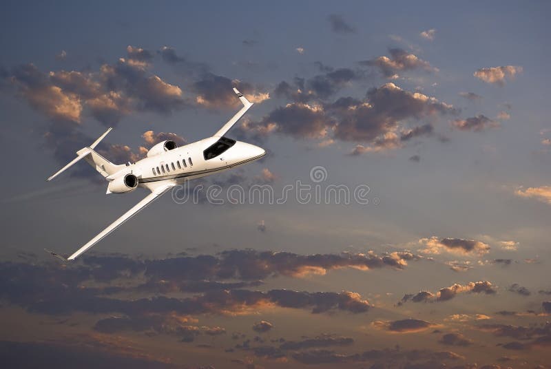 Business jet (Learjet 45) zipovanie cez oblohu, s západ slnka bouncing off mraky v pozadí.