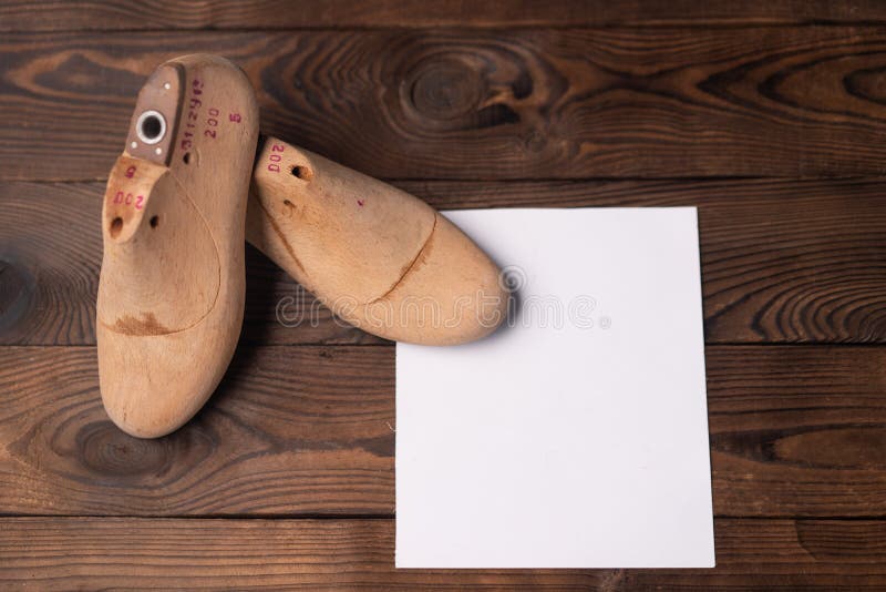 Piel muestras calzado a de madera zapato último sobre el oscuro de madera mesa.