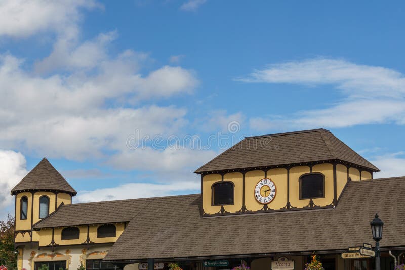 Leavenworth USA - September 16, 2018: Centrum av den lilla bavarian utformade byn i kaskadbergen royaltyfri fotografi Leavenworth USA - September 16, 2018: Centrum av den lilla bavarian utformade byn i kaskadbergen royaltyfri fotografi