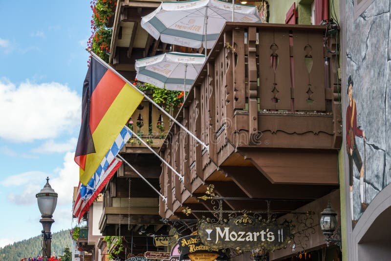 Leavenworth USA - September 16, 2018: Centrum av den lilla bavarian utformade byn i kaskadbergen royaltyfri bild Leavenworth USA - September 16, 2018: Centrum av den lilla bavarian utformade byn i kaskadbergen royaltyfri bild