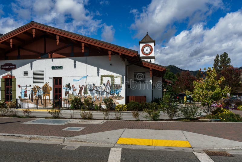 Leavenworth, USA - 16. September 2018: Stadtzentrum des kleinen bayerischen angeredeten Dorfs in den Kaskaden-Bergen stockbilder Leavenworth, USA - 16. September 2018: Stadtzentrum des kleinen bayerischen angeredeten Dorfs in den Kaskaden-Bergen stockbilder