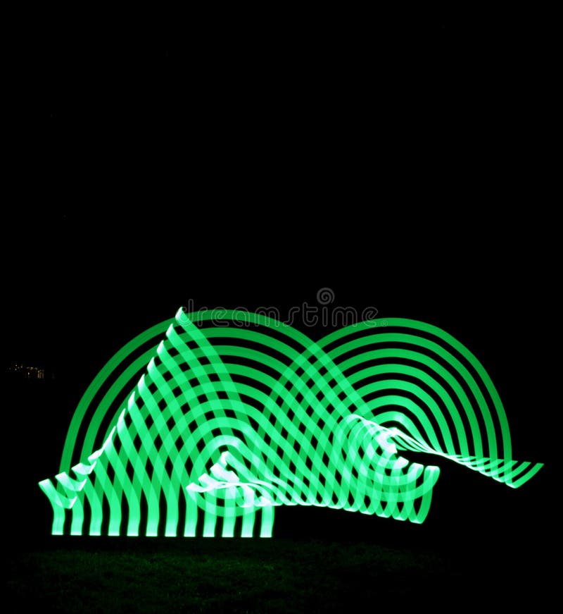 Lebendige abstrakte grüne Lichtunschärfe mit schwarzem Hintergrund. lizenzfreie stockfotos