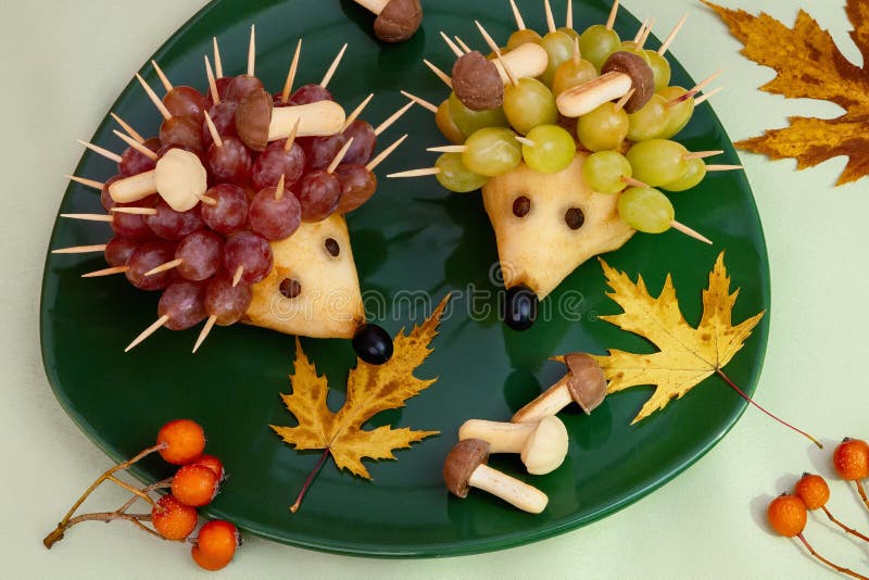 Lebensmittel Carving Zwei Igel Aus Birnen Und Trauben Stockfoto - Bild ...