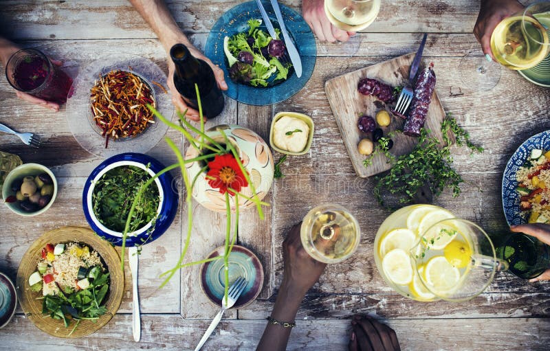 Lebensmittel-Tabellen-gesundes köstliches organisches Mahlzeit-Konzept lizenzfreies stockbild