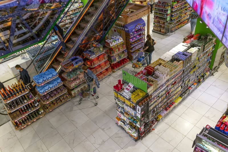 Lebensmittelgeschäft im Einkaufszentrum. ein großes Sortiment. Käufer wählen ein Produkt. Auffassung von oben. Moskau Russland 082 lizenzfreie stockfotos