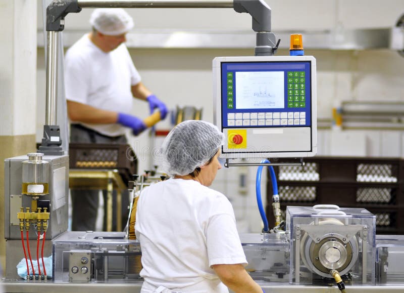 Lebensmittelindustrie - Keksproduktion in einer Fabrik auf einem Förderer ist
