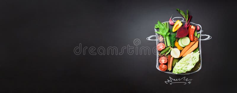 Lebensmittelinhaltsstoffe für die Mischung der sahnigen Suppe auf stewpan gemalt über schwarzer Tafel Draufsicht mit Kopienraum o lizenzfreie stockfotos Lebensmittelinhaltsstoffe für die Mischung der sahnigen Suppe auf stewpan gemalt über schwarzer Tafel Draufsicht mit Kopienraum o lizenzfreie stockfotos