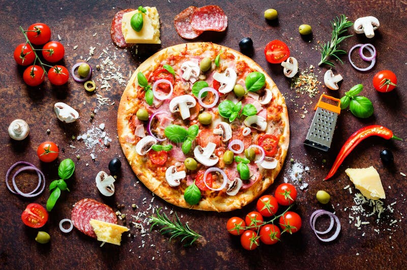 Lebensmittelinhaltsstoffe und Gewürze für das Kochen der köstlichen italienischen Pizza Pilze, Tomaten, Käse, Zwiebel, Öl, Pfeffe