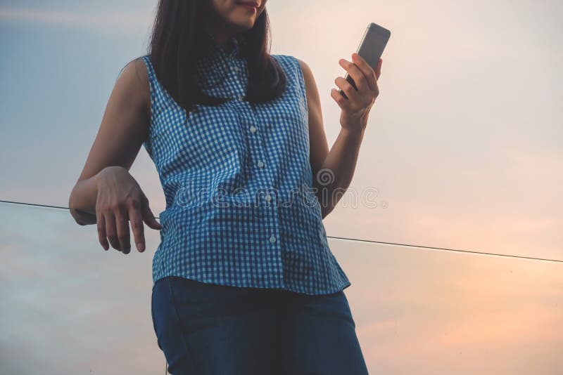 Lebensstil des modernen Leute-Konzeptes Junge Frau entspannend durch Ablesendaten oder Mitteilung über Smartphone An der Plattfor lizenzfreie stockfotos Lebensstil des modernen Leute-Konzeptes Junge Frau entspannend durch Ablesendaten oder Mitteilung über Smartphone An der Plattfor lizenzfreie stockfotos